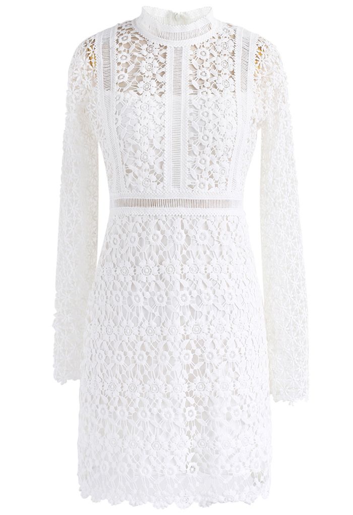 Vestido recto con paneles de crochet floral de Ladylike en blanco