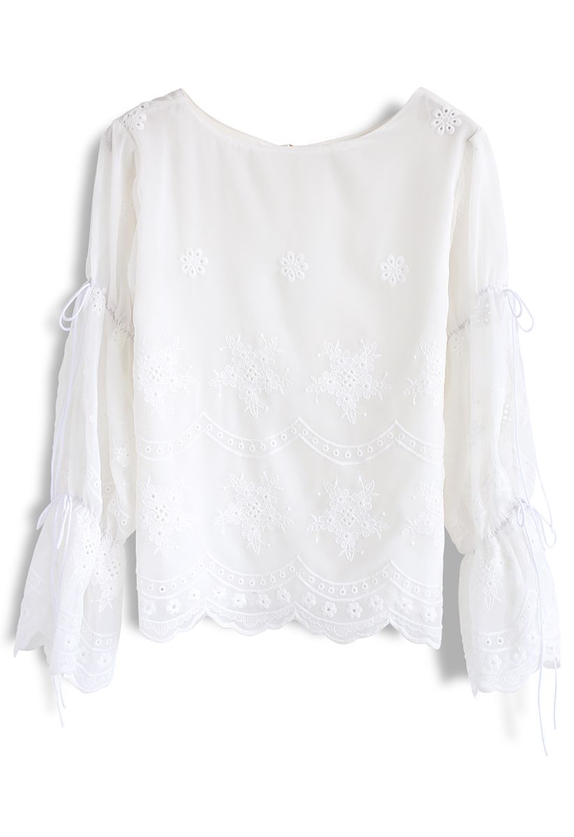 Simpática Blusa Blanca en Chifón con Bordados Florales