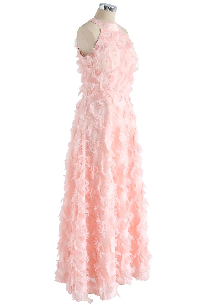 Vestido largo con cuello halter y borlas de plumas danzantes en rosa