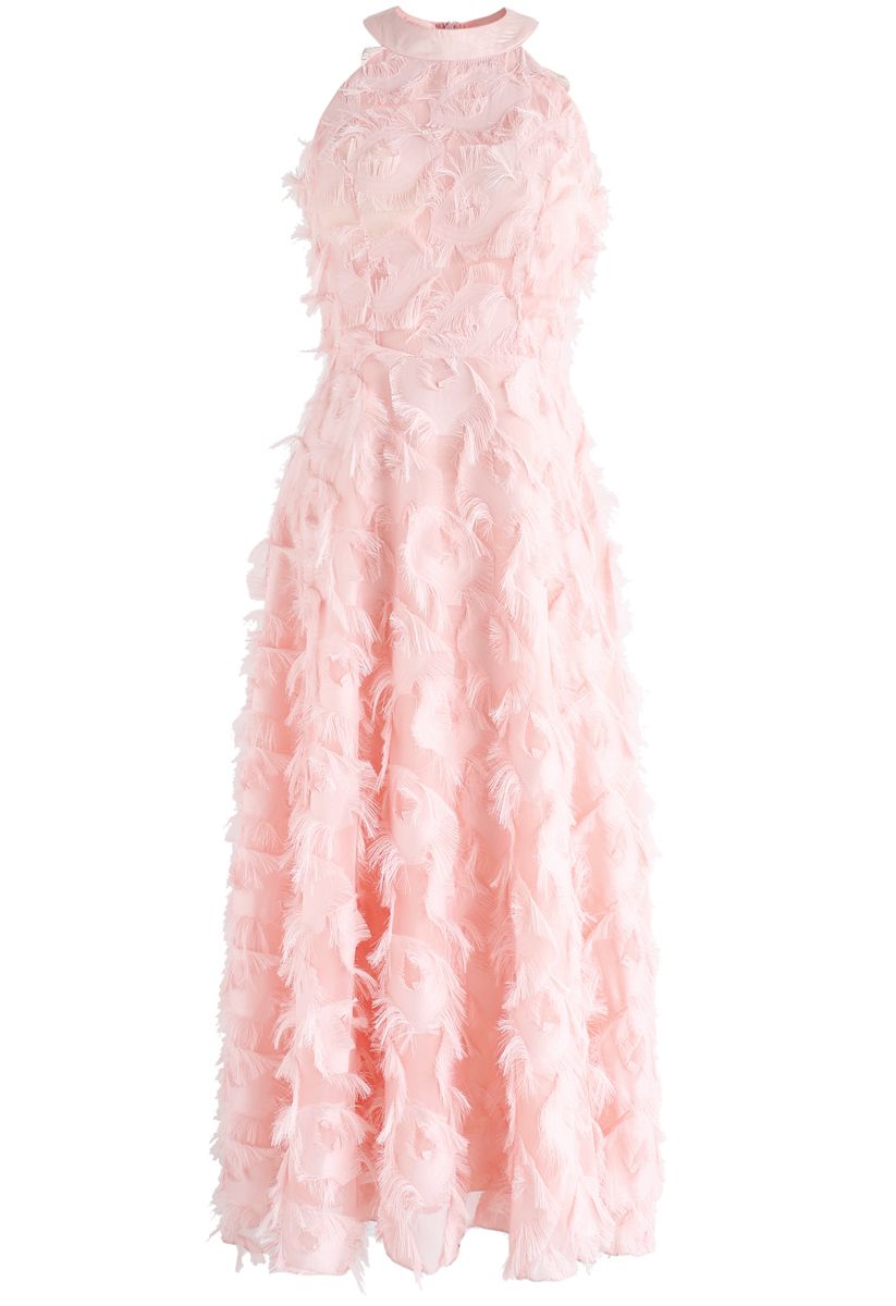 Vestido largo con cuello halter y borlas de plumas danzantes en rosa