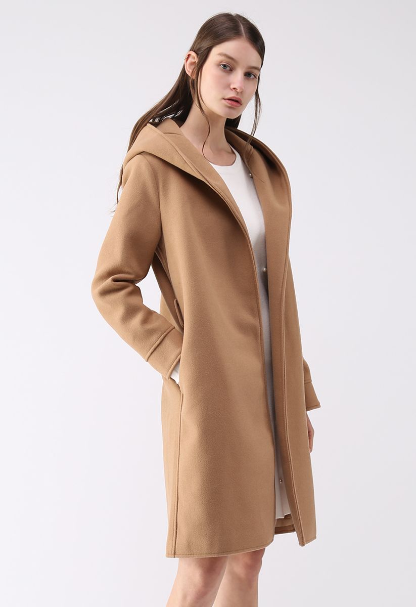 Abrigo largo largo con capucha y frente abierto y acogedor en color canela