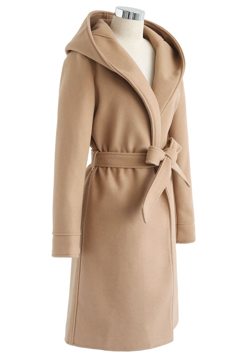 Abrigo largo largo con capucha y frente abierto y acogedor en color canela