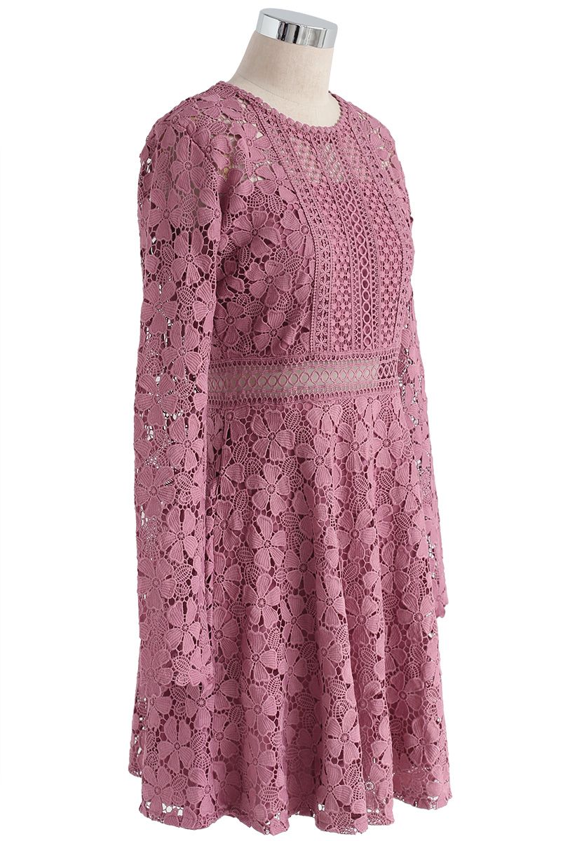Vestido de noche de crochet floral en rosa roja
