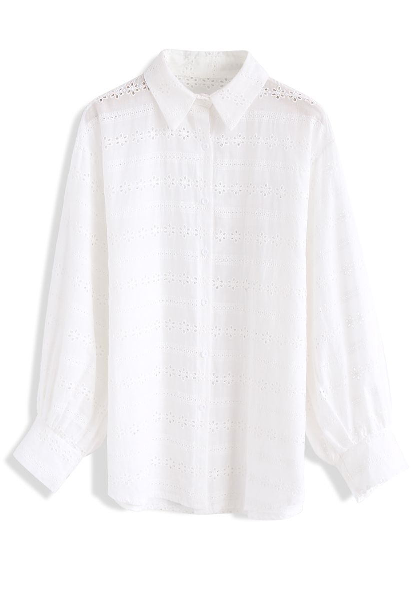 Camisa bordada con ojales de susurro floral en blanco