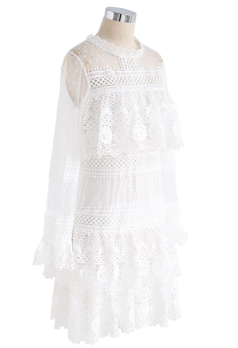 Vestido de malla de crochet con gradas Sweet Destiny en blanco
