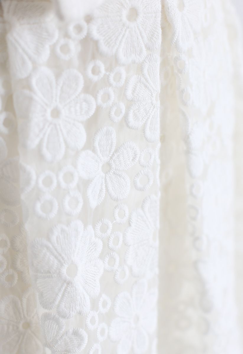 Falda plisada con lazo de organza bordada con flores en blanco