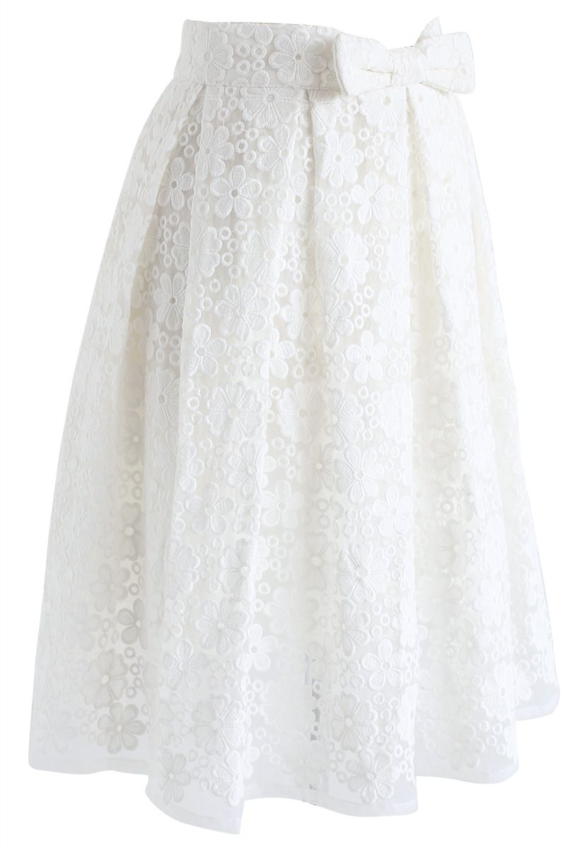 Falda plisada con lazo de organza bordada con flores en blanco