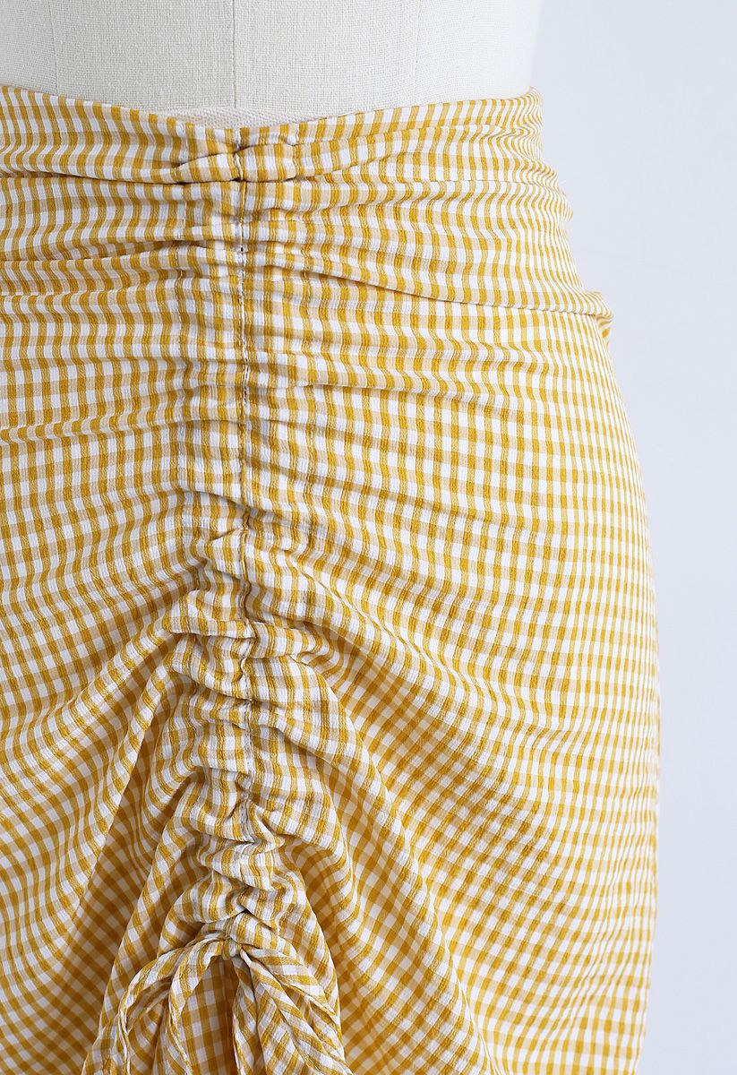 Falda de lápiz asimétrica de cuadros vichy con tiras de dibujo en amarillo