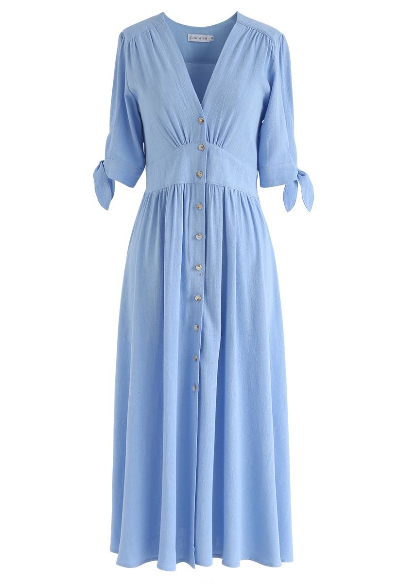 Vestido de verano con cuello en V y botones en azul