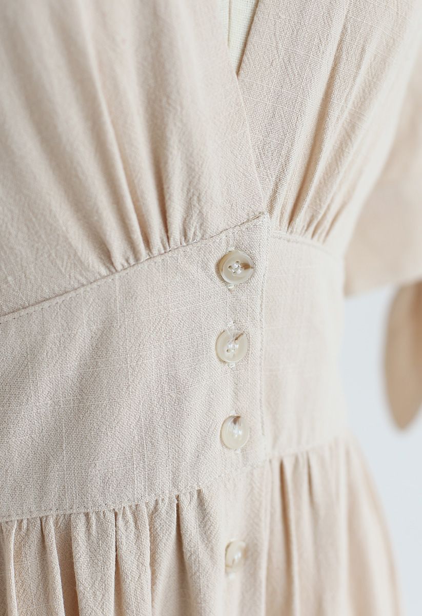 Vestido de lino con cuello en V y botones en la edición de verano
