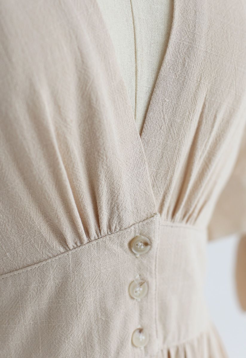 Vestido de lino con cuello en V y botones en la edición de verano