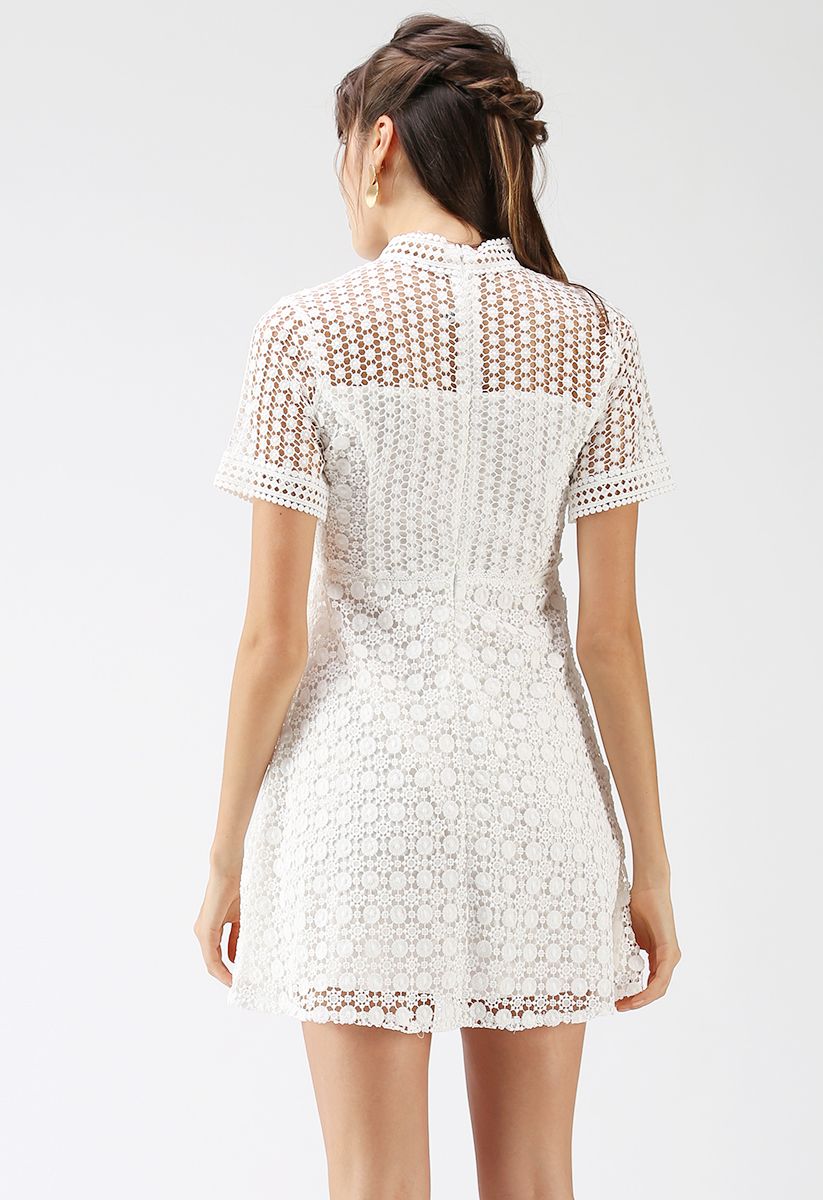 Atrévete a probar el vestido de crochet calado en blanco