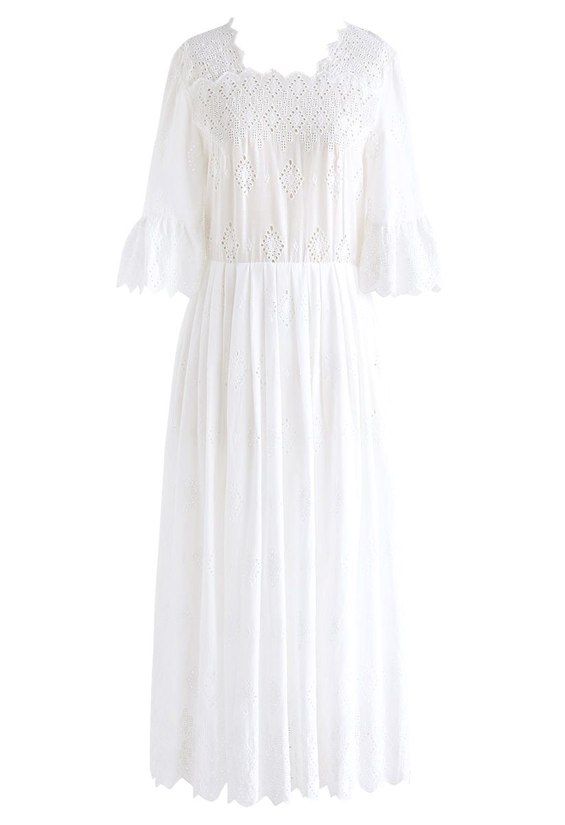 Manténgase en un vestido bordado con ojales simples en blanco