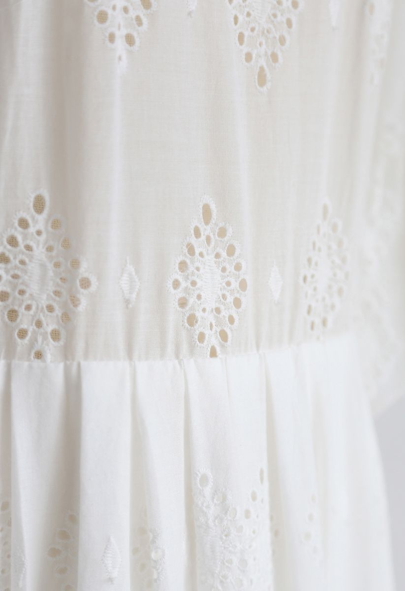 Manténgase en un vestido bordado con ojales simples en blanco