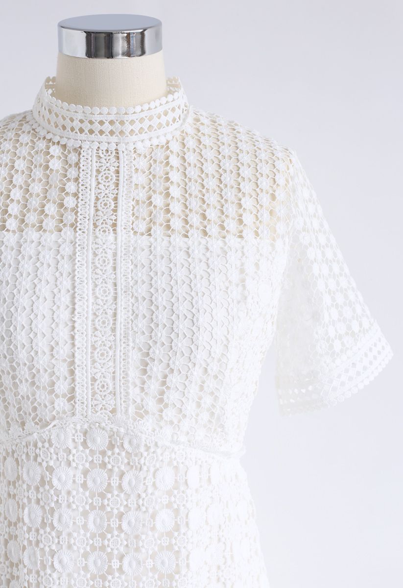 Atrévete a probar el vestido de crochet calado en blanco