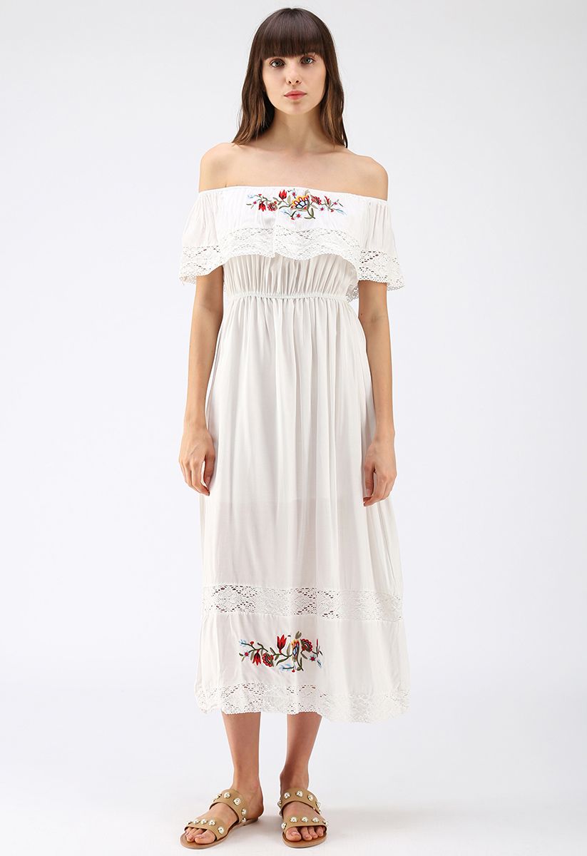 Vestido sin hombros con bordado de flores en blanco
