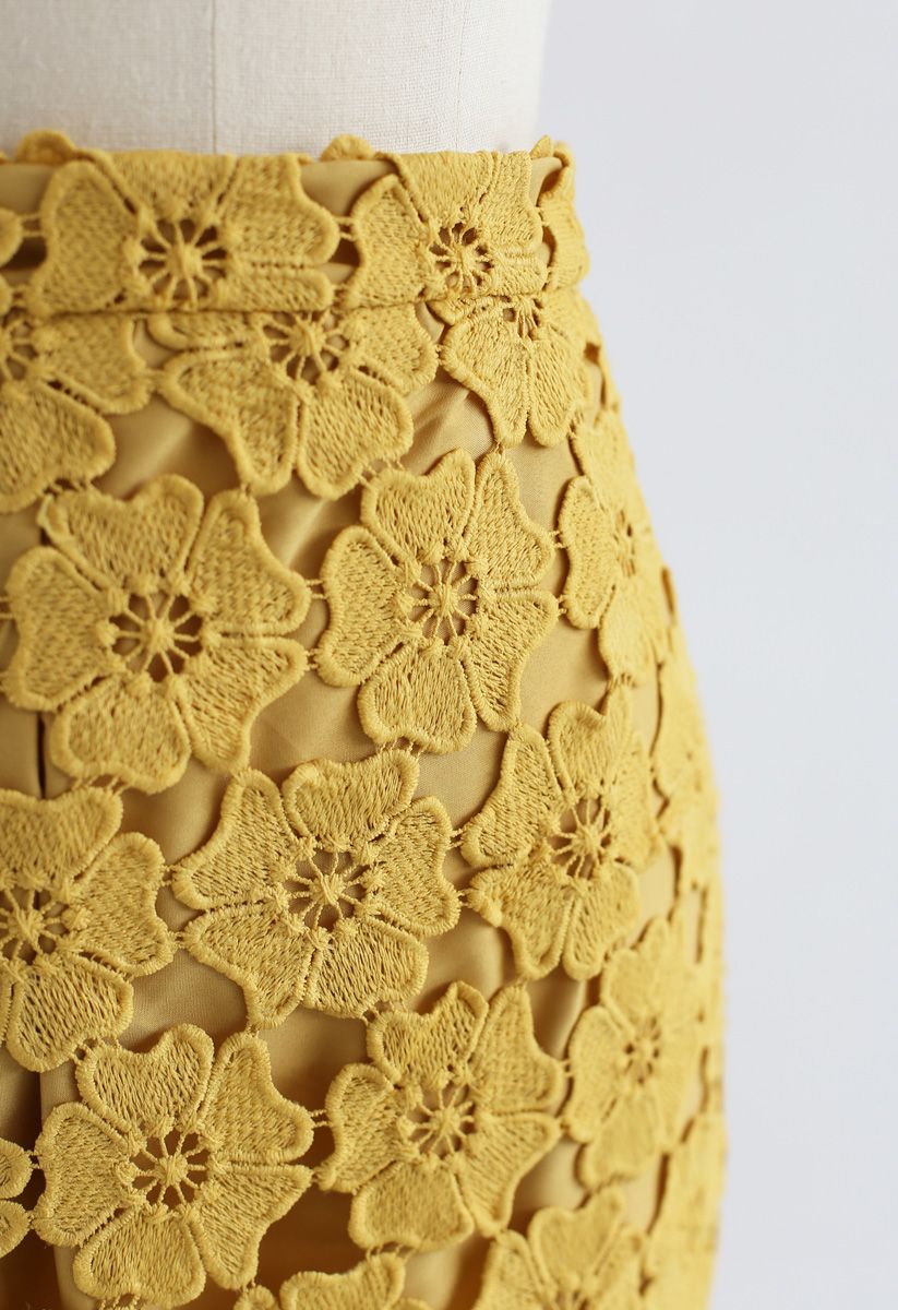 Falda lápiz de crochet floral completa delicada en amarillo