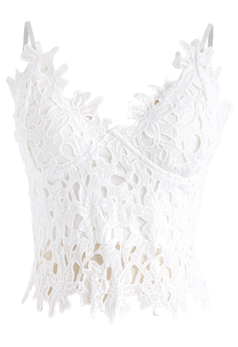 Top corto de camuflaje de crochet con flor completa en blanco
