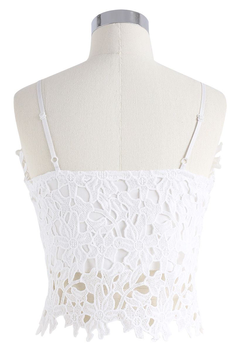 Top corto de camuflaje de crochet con flor completa en blanco