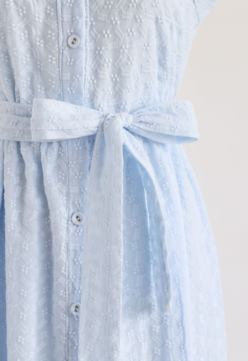 Encuentra el amor en vestido camisero bordado en azul