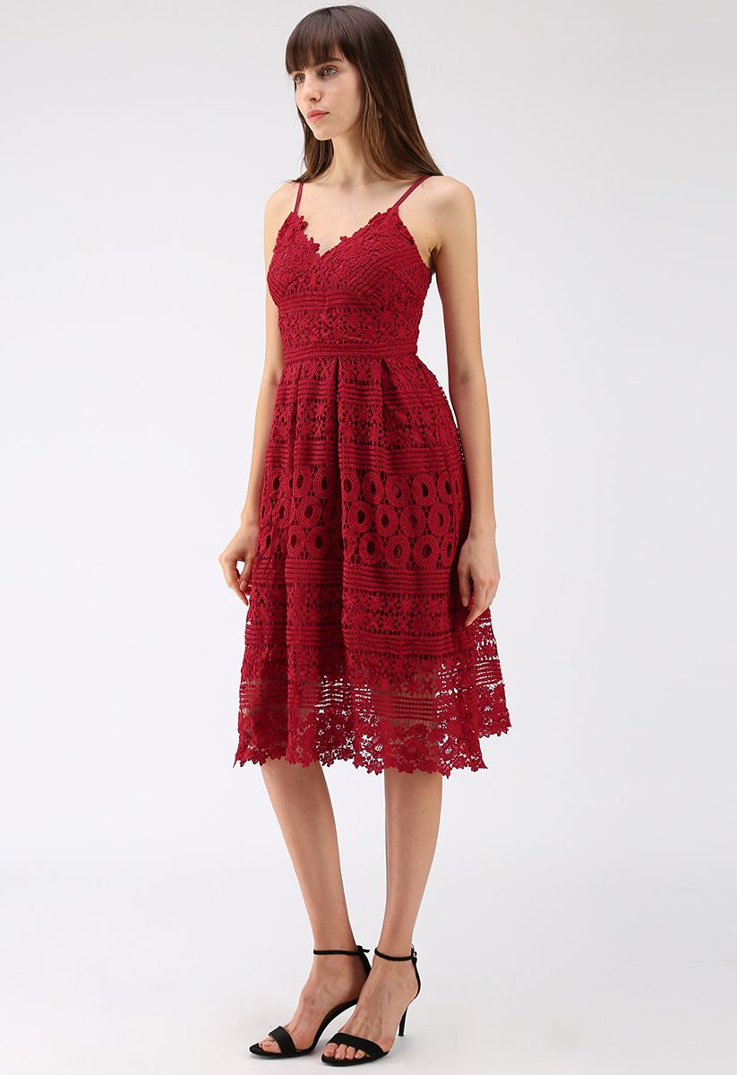 Prepárate para el vestido camisero de crochet de noche en rojo