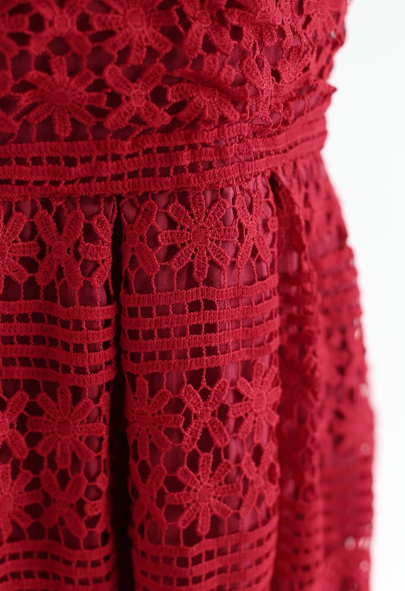 Prepárate para el vestido camisero de crochet de noche en rojo