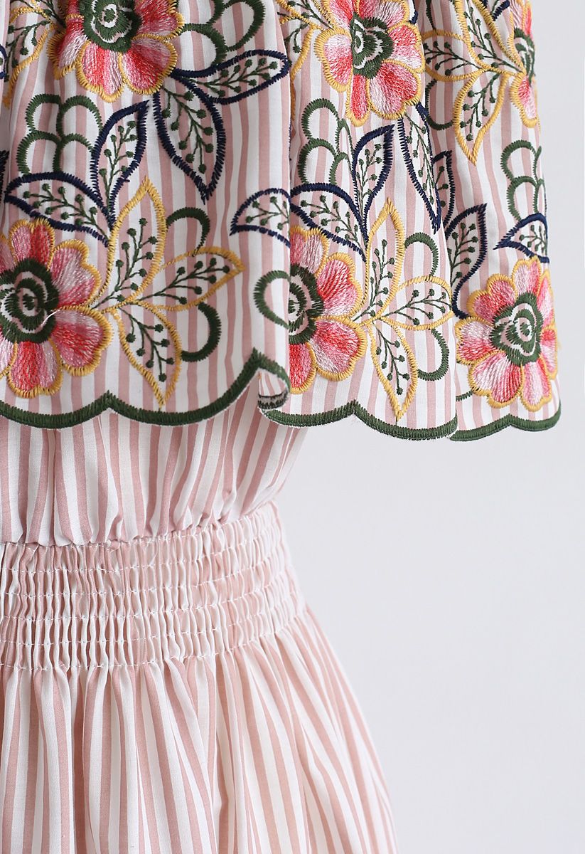 Vestido de rayas con hombros descubiertos y bordado de Blossom Around en rosa