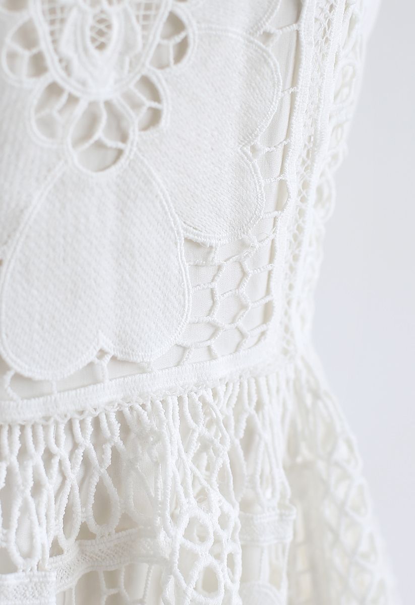 Vestido sin mangas de crochet Love Always Floral en blanco