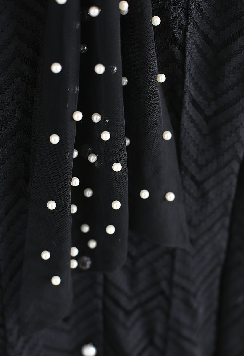 Vestido de encaje con perlas preciosas y lazo en negro