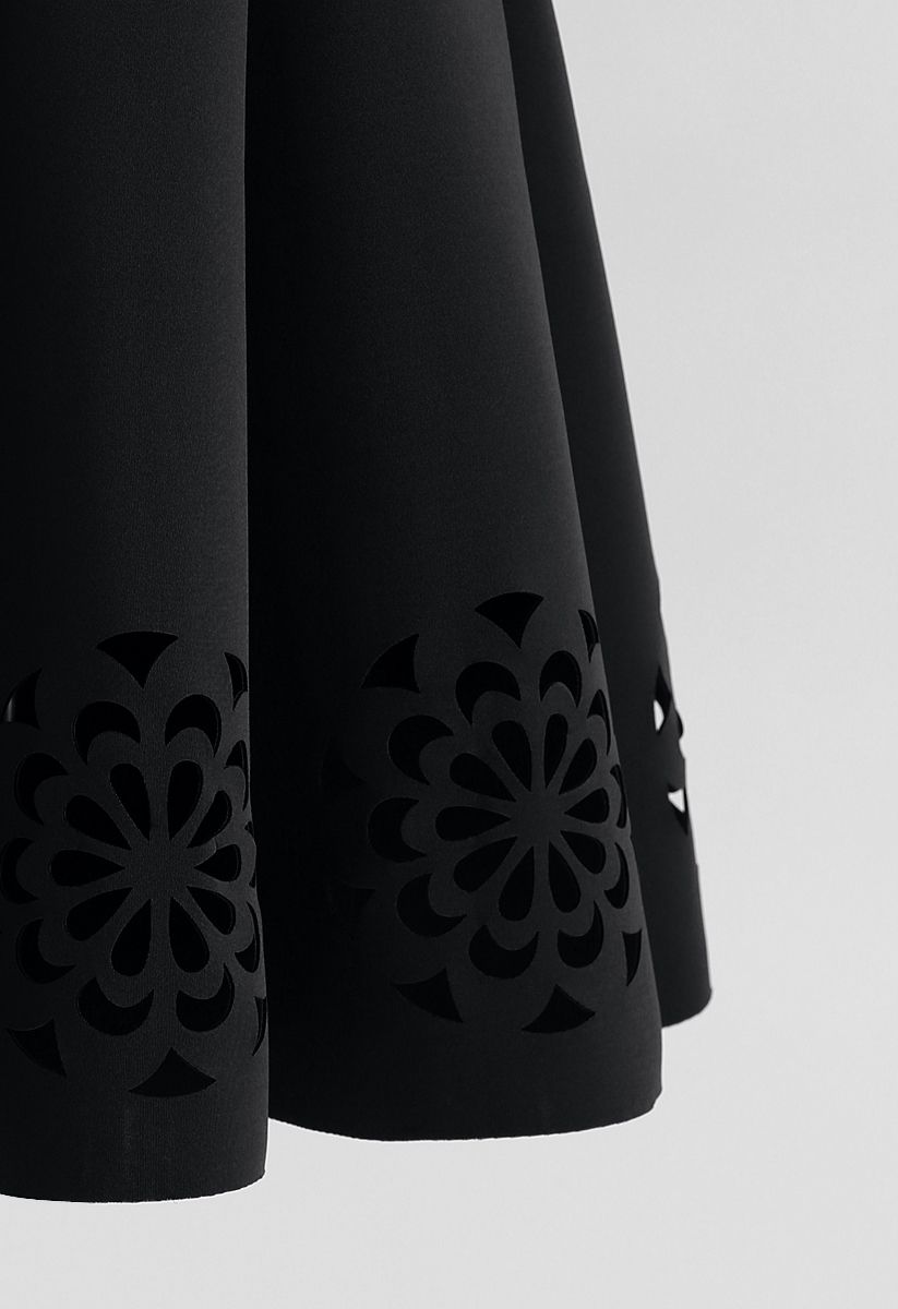 Falda midi airosa con abertura florida en negro