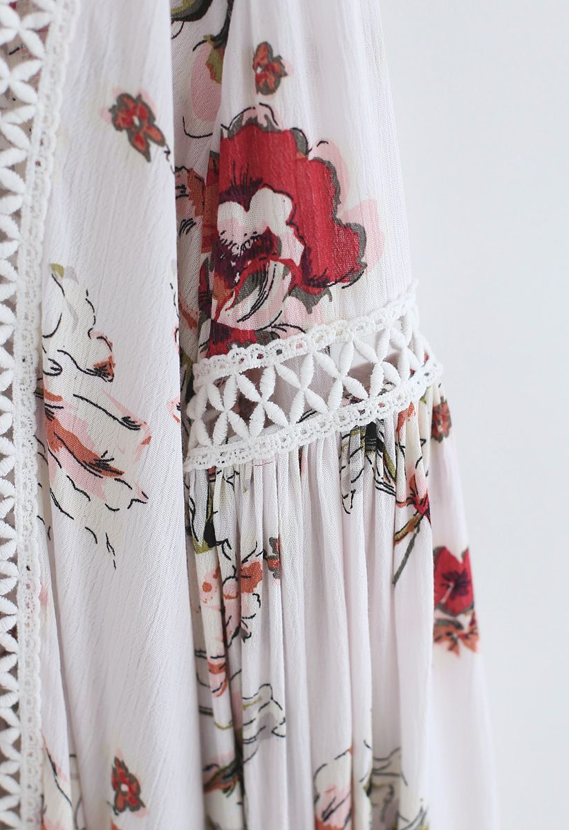 Atractiva túnica floral con cuello en V en blanco