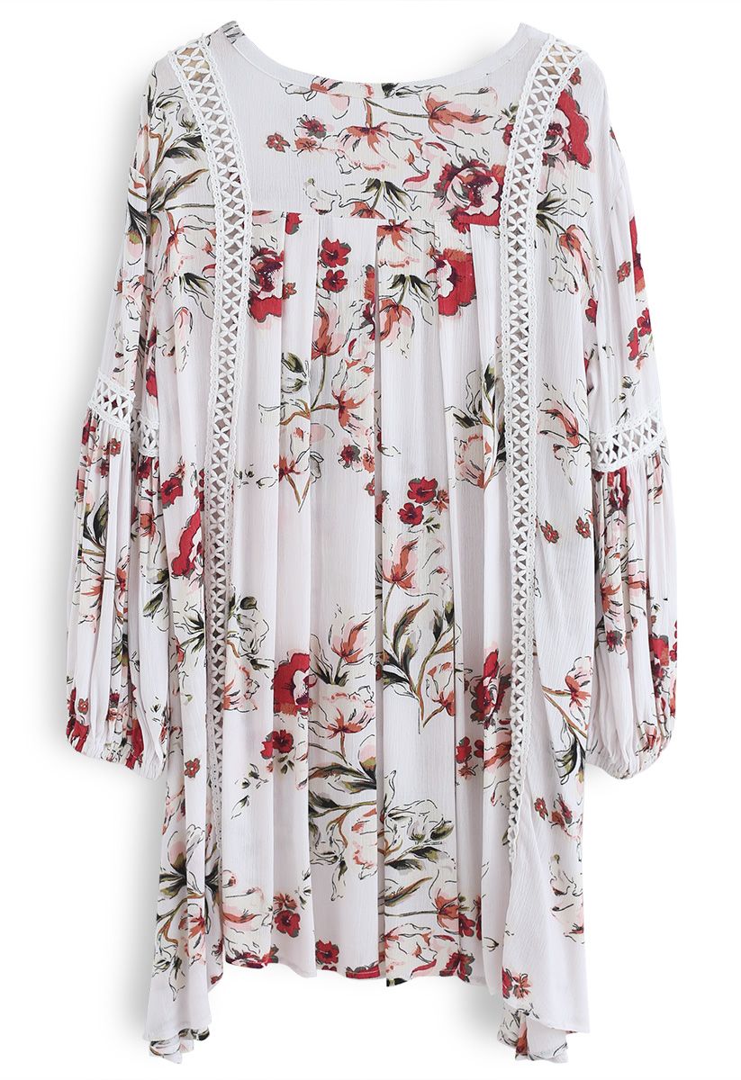 Atractiva túnica floral con cuello en V en blanco
