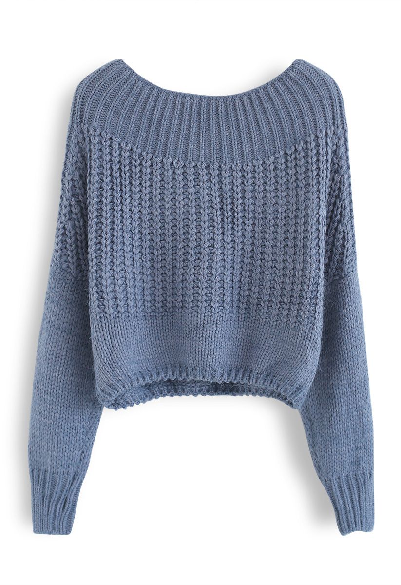 Edgy Example Suéter grueso corto con hombros descubiertos en azul