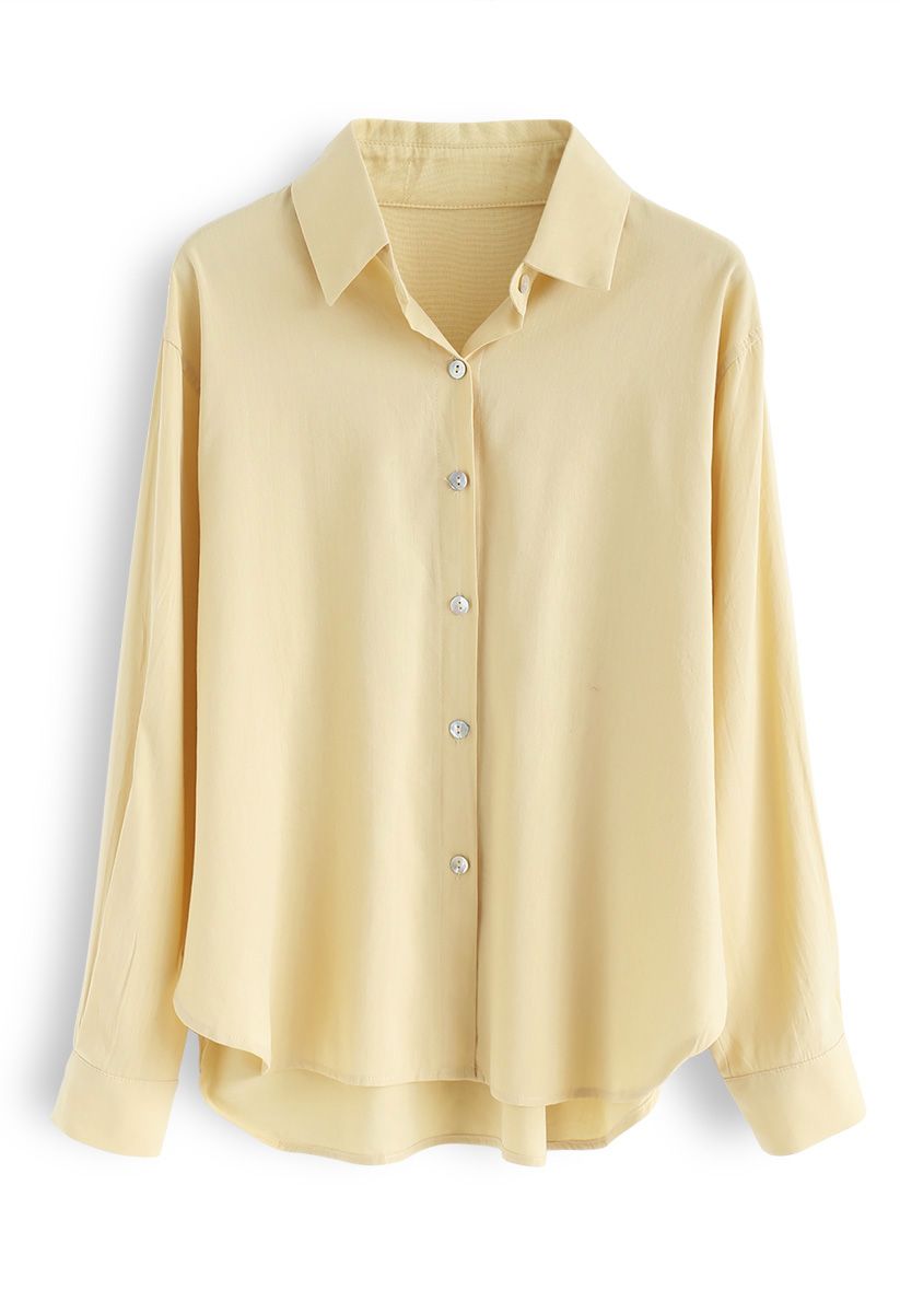 Camisa con botones de concha en amarillo