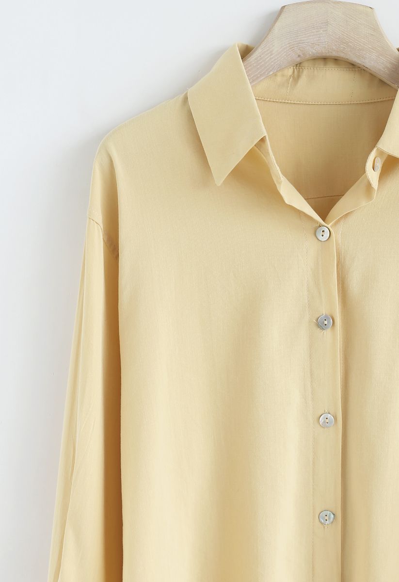 Camisa con botones de concha en amarillo