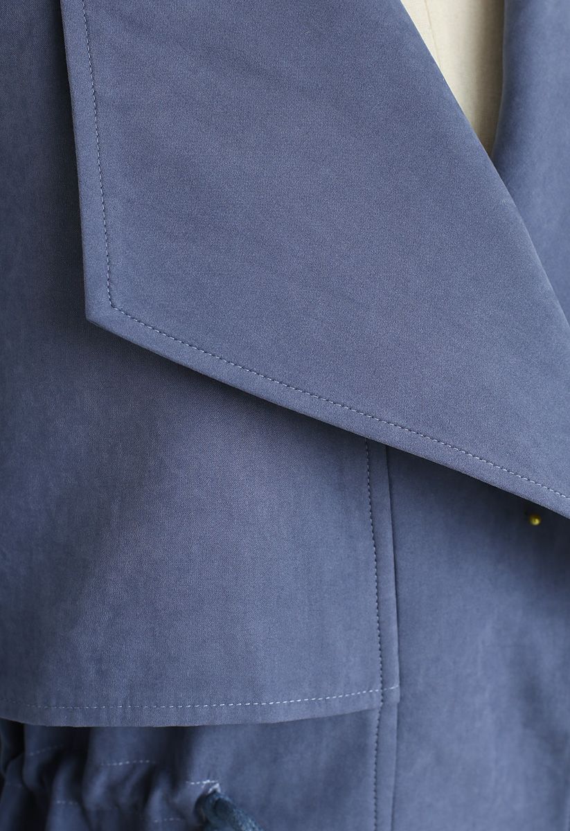 Gabardina de cintura larga con cordón en azul polvoriento
