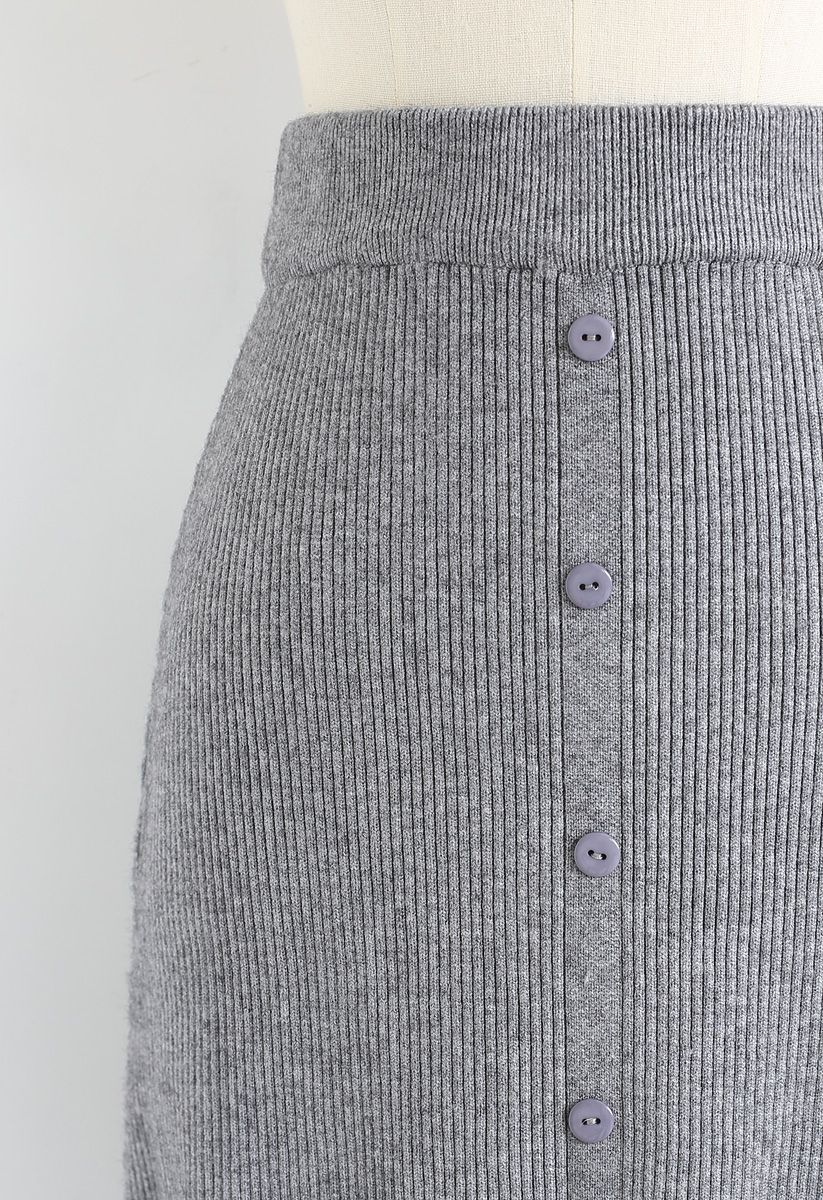 Falda midi de punto acanalada con botones en el frente en gris