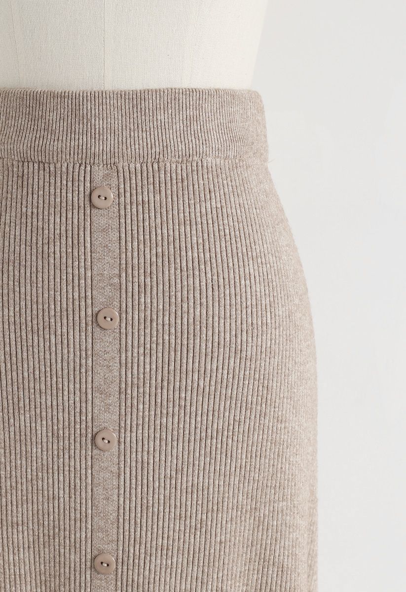 Falda midi de punto acanalada con botones en el frente en marrón claro