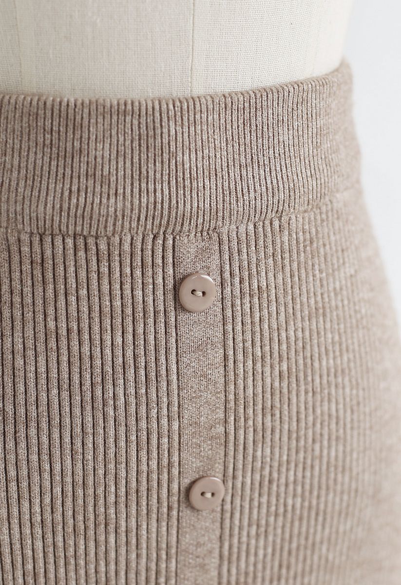 Falda midi de punto acanalada con botones en el frente en marrón claro