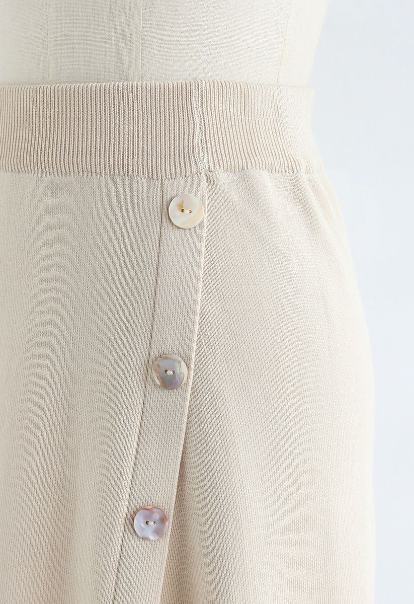 Falda de punto asimétrica con ribete de botones de concha en color crema