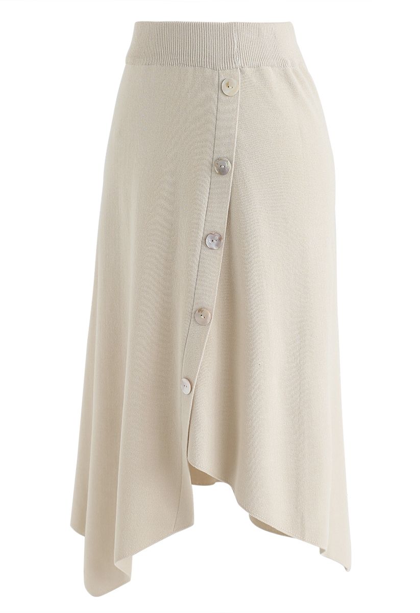 Falda de punto asimétrica con ribete de botones de concha en color crema