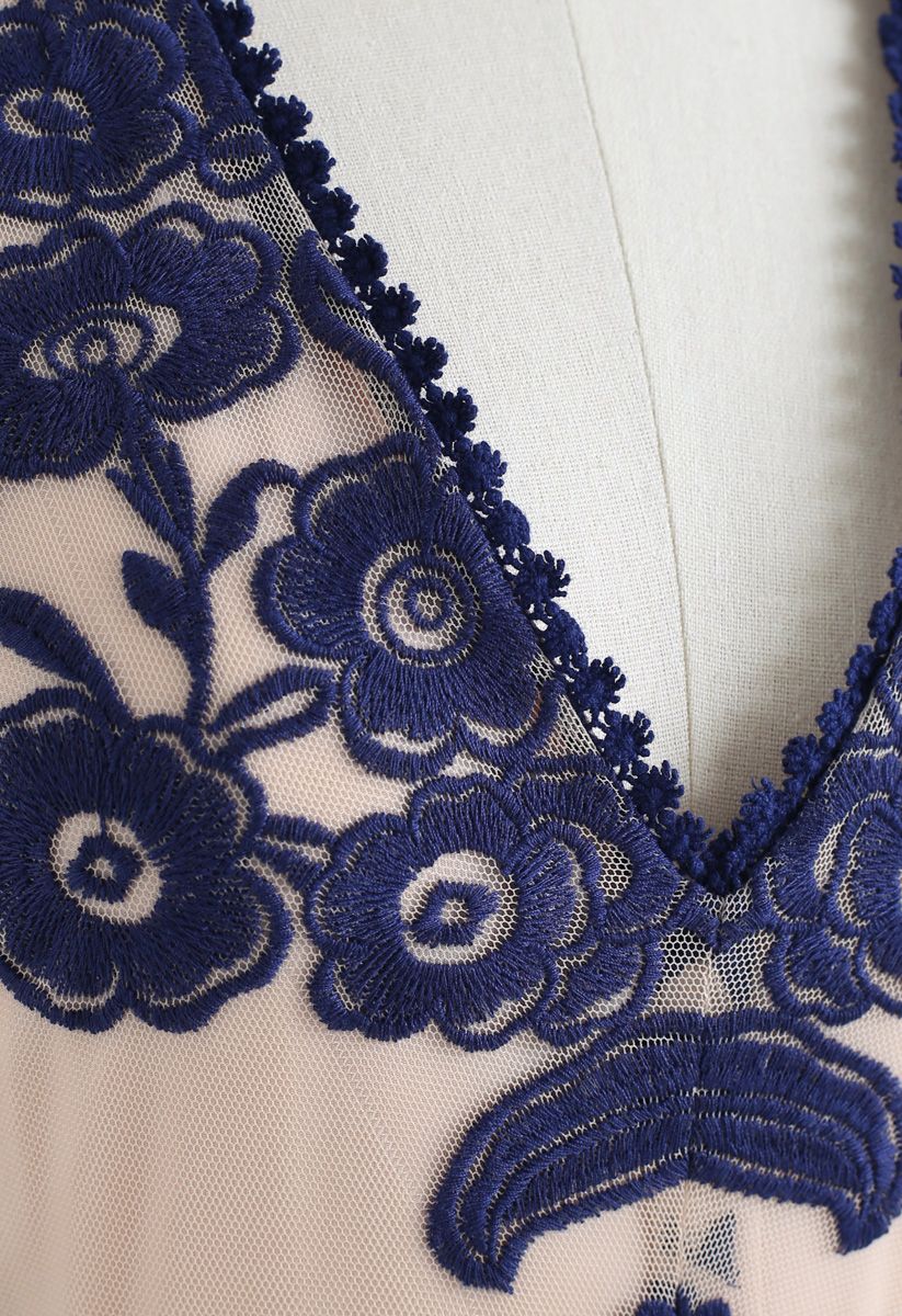 Vestido largo de malla con bordado floral y cuello en V en azul marino