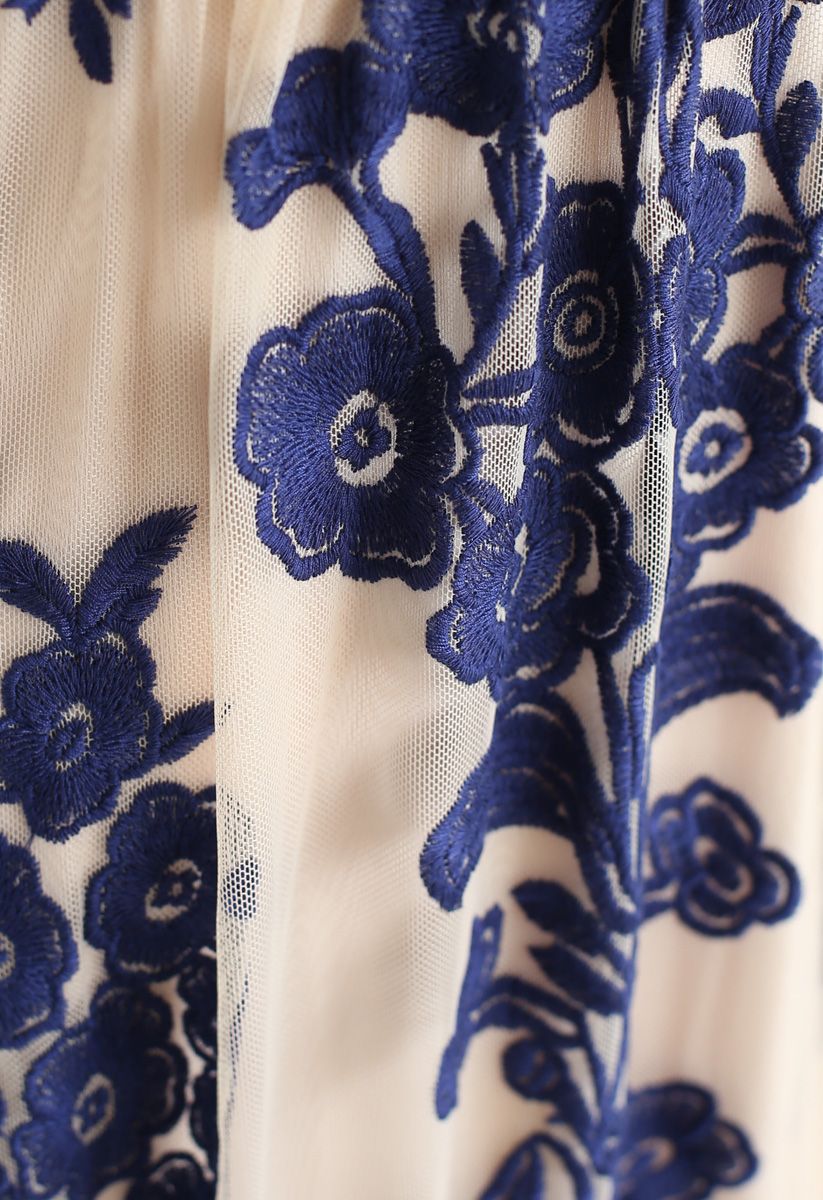 Vestido largo de malla con bordado floral y cuello en V en azul marino