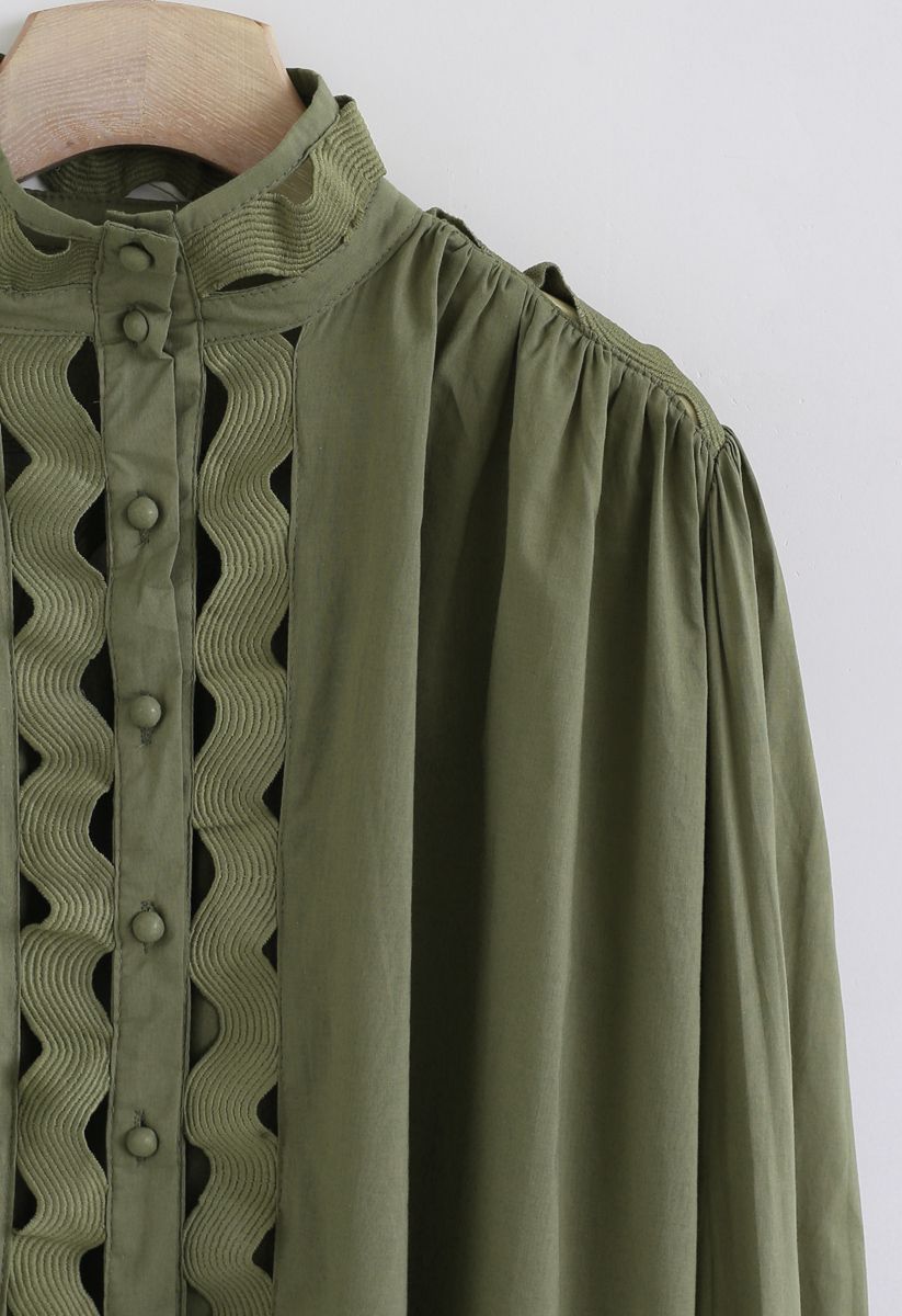 Camisa Hi-Lo en forma de onda con botones en el frente en verde militar