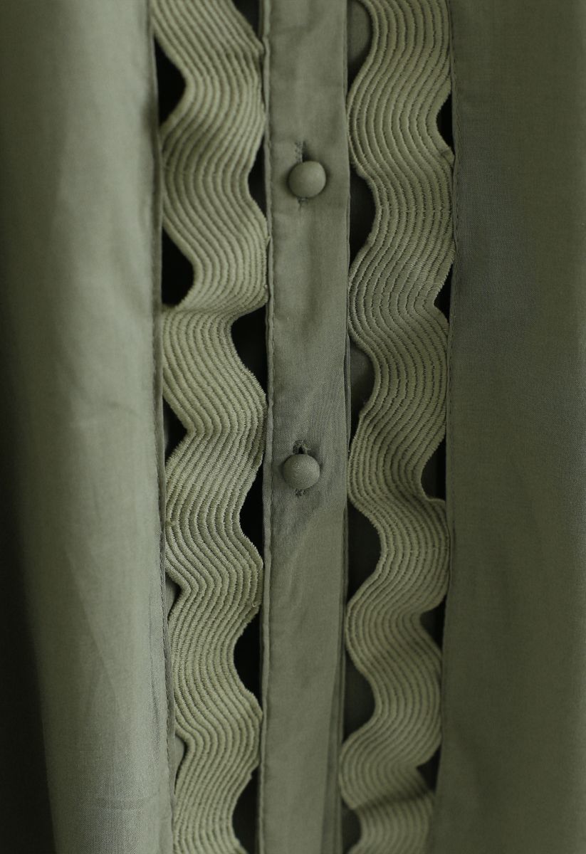 Camisa Hi-Lo en forma de onda con botones en el frente en verde militar