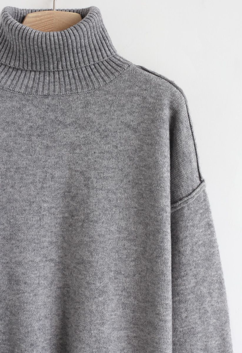 Suéter básico de punto con cuello vuelto de tacto suave en gris