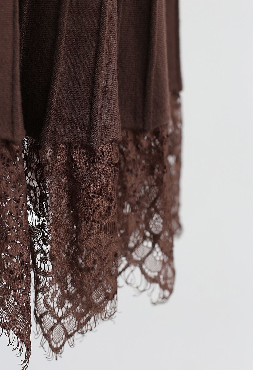 Falda de punto plisada con dobladillo de encaje en marrón