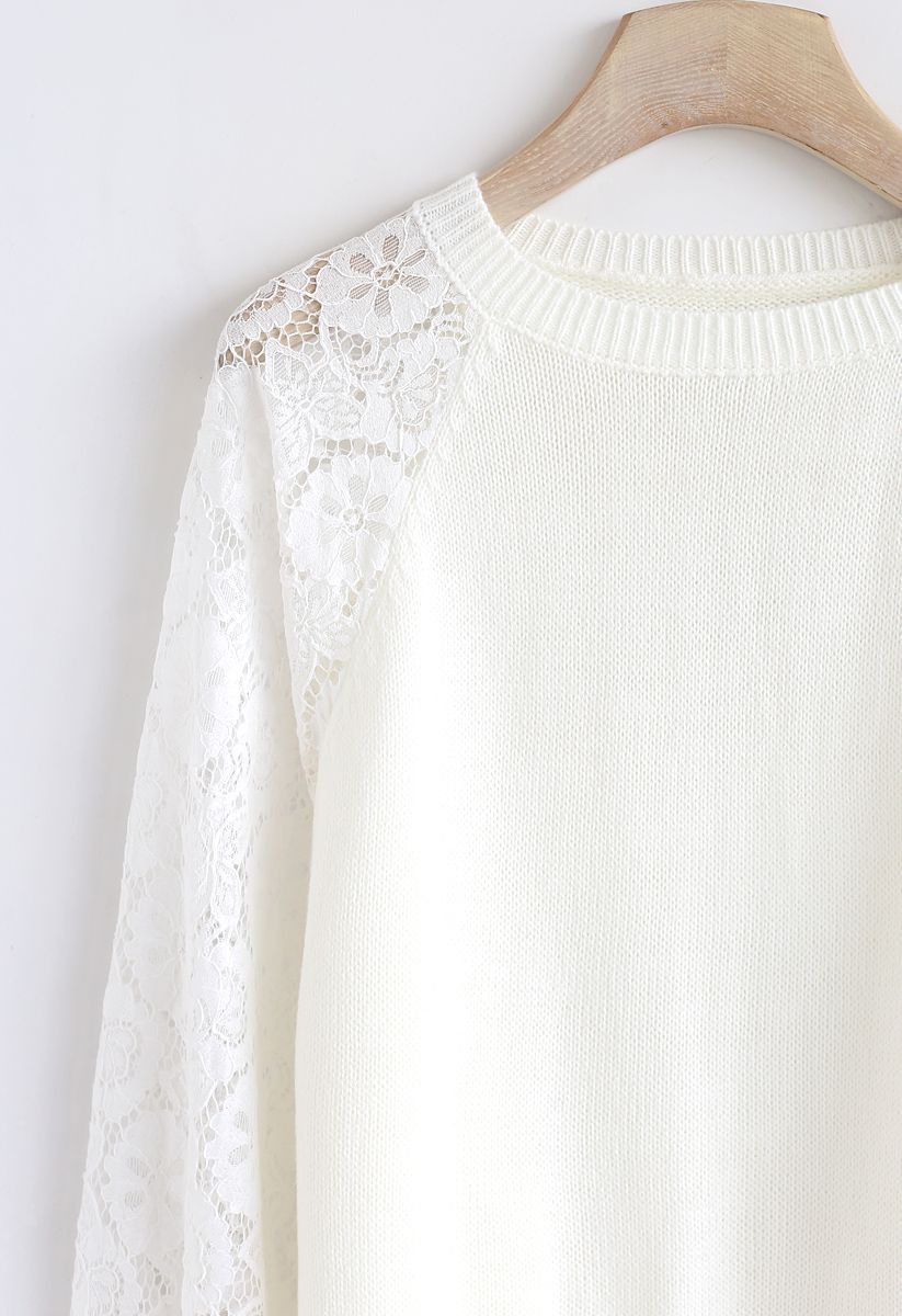 Suéter de punto con mangas de encaje floral en blanco