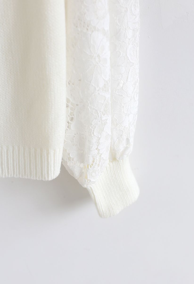 Suéter de punto con mangas de encaje floral en blanco