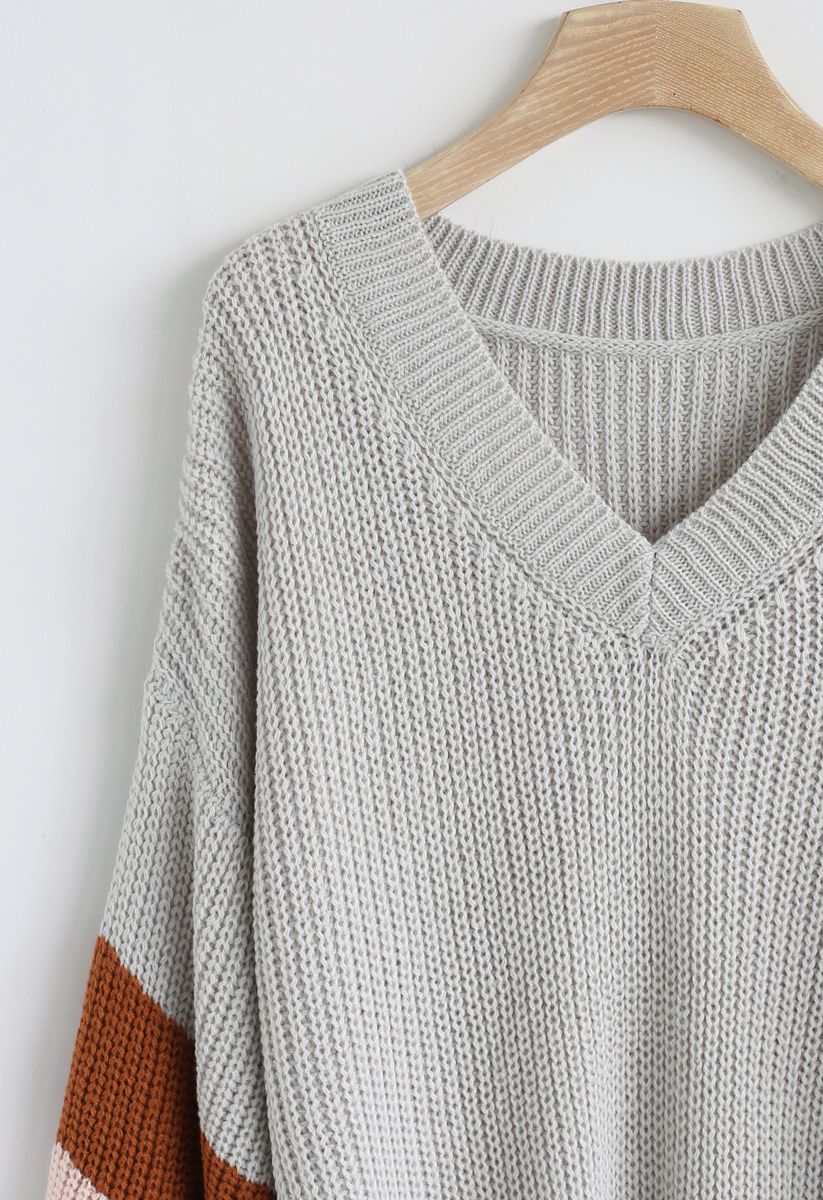Suéter de punto con cuello en V y mangas color block en gris